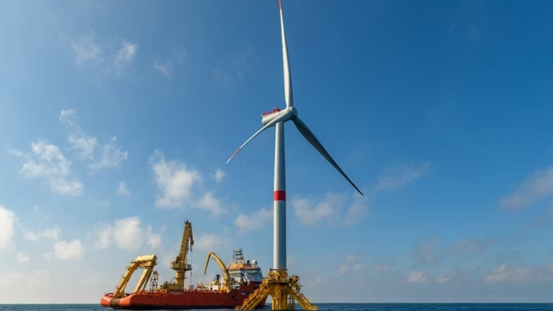 Offshore wind turbine with installation vessel in open water