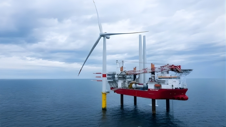Offshore wind turbine with installation vessel at sea